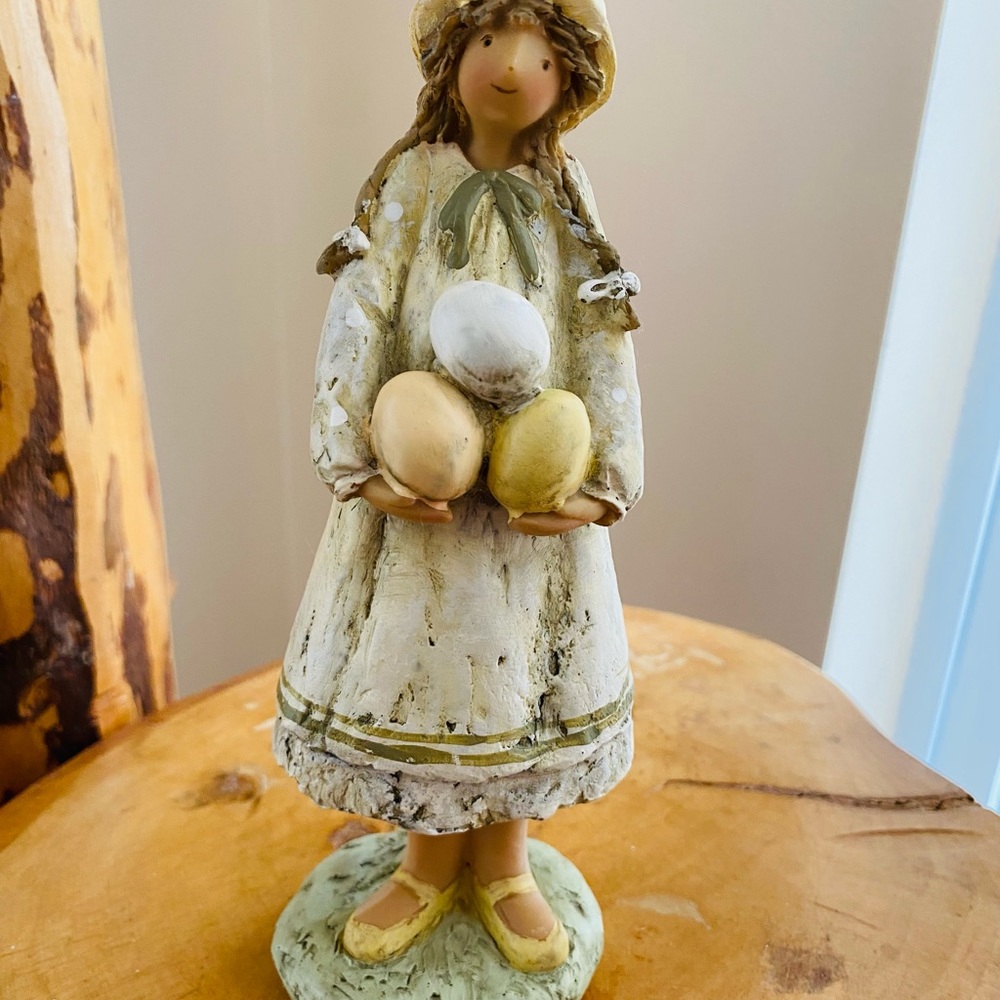 Lady with three eggs, figuring